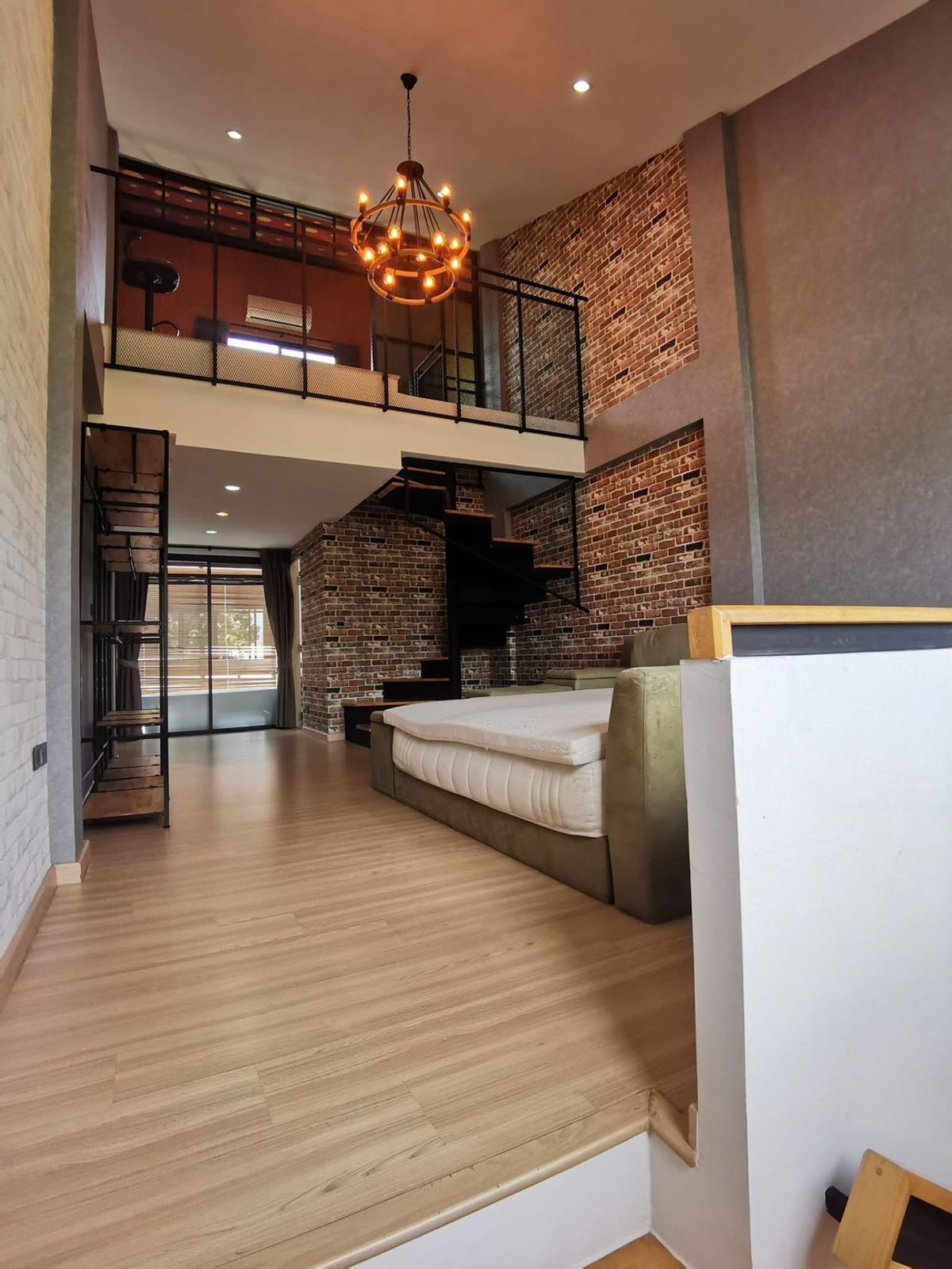 ขายด่วน!!! 4.5 ล้านบาท /เช่า 25,000 บาท ทาวน์โฮม 3 ชั้นครึ่ง ขนาด 17.3 ตรว. Style Modern LOFT เดินทาง 10 นาทีถึง MRTสายสีชมพู สถานีสามัคคี ใกล้ทางด่วนศรีรัช เพียง 15 นาที