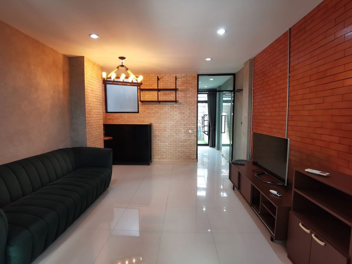 ขายด่วน!!! 4.5 ล้านบาท /เช่า 25,000 บาท ทาวน์โฮม 3 ชั้นครึ่ง ขนาด 17.3 ตรว. Style Modern LOFT เดินทาง 10 นาทีถึง MRTสายสีชมพู สถานีสามัคคี ใกล้ทางด่วนศรีรัช เพียง 15 นาที – รูปที่ 2
