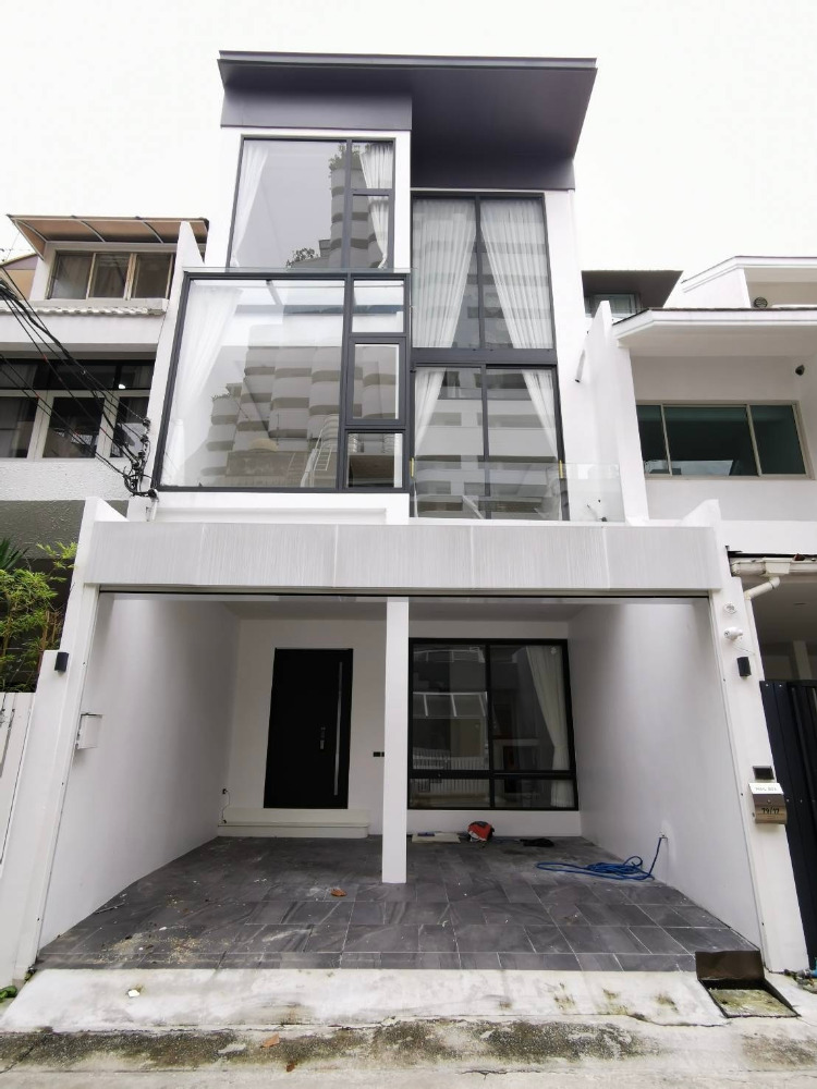 Townhouse for sell Sukhumvit soi 15: 25 sqwah 250 sqm. 4 bed 4 bath 25,900,000 Am: 0656199198