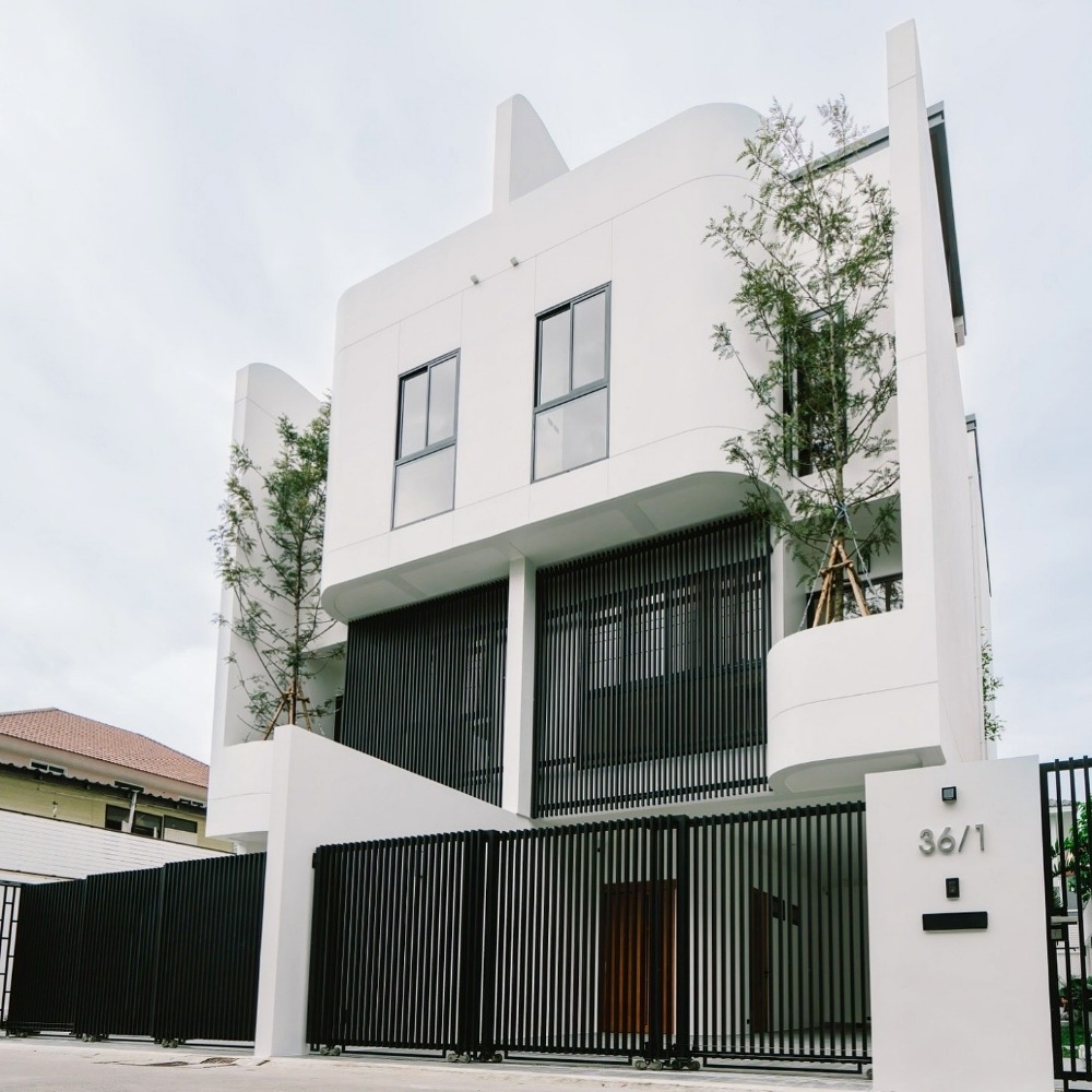 For sale: The Shade 101, 3.5-storey twin house with swimming pool, house in the heart of Sukhumvit 101, Soi Punnawitthi 29, starting at 16.9 million baht* For sale: The Shade 101, 3.5-storey twin house with swimming pool, house in the heart of Sukhumvit 101, Soi Punnawitthi 29, starting at 16.9 million baht*