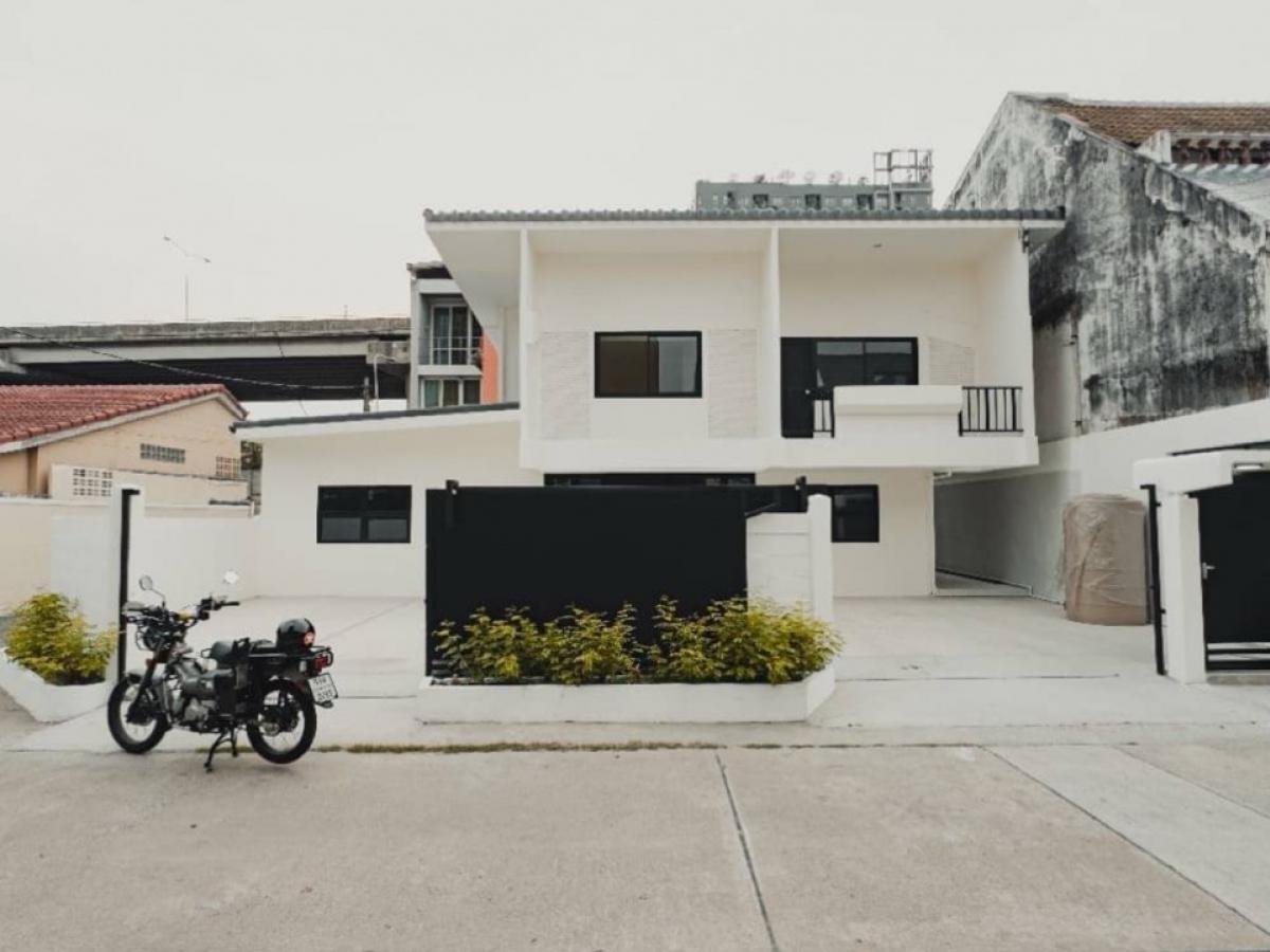 For rent: Home office, 2-storey detached house, Soi Phatthanakan 12, with 2+1 car parking spaces, suitable for studio, live broadcast, interior design, fashion design, skincare, dietary supplements For rent: Home office, 2-storey detached house, Soi Phatthanakan 12, with 2+1 car parking spaces, suitable for studio, live broadcast, interior design, fashion design, skincare, dietary supplements