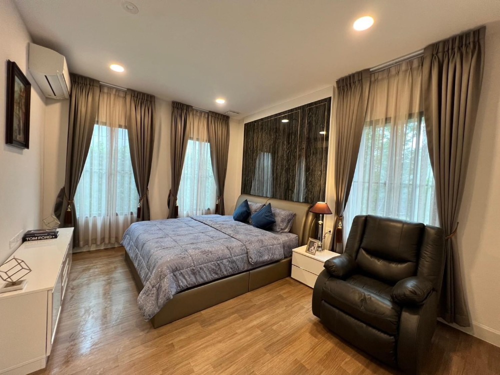 ♦ Spacious area ♦ บ้านเดี่ยว 2 ชั้น 107.00 ตร.ว., 302.00 ตร.ม. | 4 ห้องนอน 5 ห้องน้ำ | ใกล้ Little Walk กรุงเทพกรีฑา 8 นาที, มาร์เก็ตเพลส กรุงเทพกรีฑา 10 นาที, รร.นานาชาติ Brighton 13 นาที