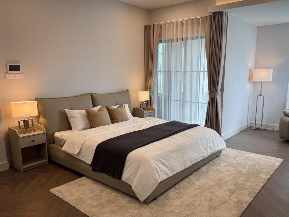 ♦ Modern Luxury ♦ บ้านเดี่ยว 2 ชั้น 123.00 ตร.ว., 384.00 ตร.ม. | 4 ห้องนอน 5 ห้องน้ำ | ใกล้ Little Walk กรุงเทพกรีฑา 8 นาที, มาร์เก็ตเพลส กรุงเทพกรีฑา 10 นาที, รร.นานาชาติ Brighton 13 นาที