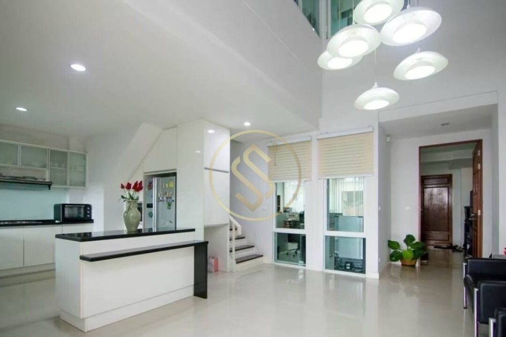 For sale, luxury townhouse Baan Ravipa Sukhumvit 103, Baan Ravipa Sukhumvit 103 project, 8 bedrooms, 5 bathrooms, fully furnished and extended