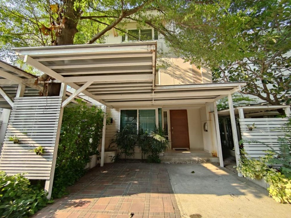 For rent, 3-storey twin house in a private project, 4 bedrooms, swimming pool, common area, Ekkamai Soi, about 10 minutes walk to Thonglor or Chan Issara Tower, Petchburi New Road
