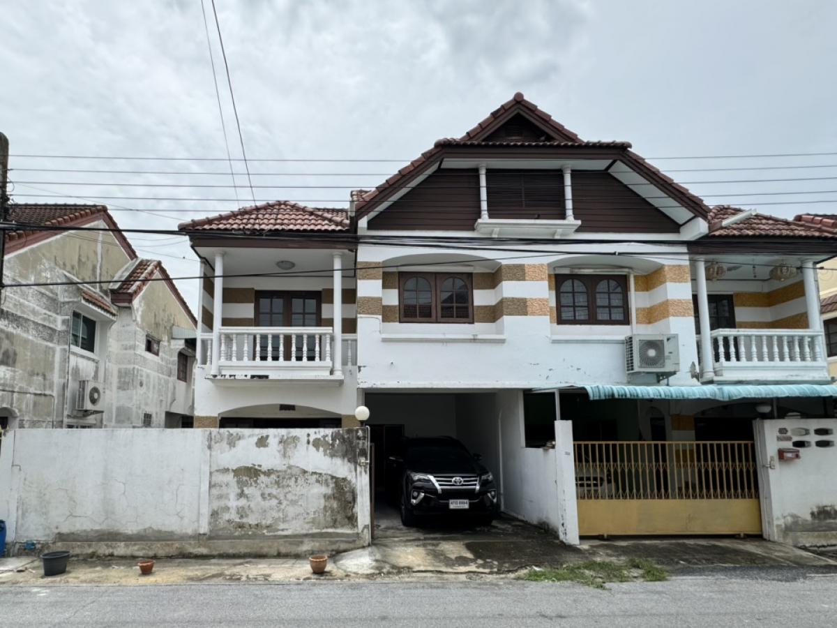 For sale: 1 semi-detached house on the left side, Rangsiya Village (on the road), location close to the Pink Line, only 800 meters, very convenient for travel. For sale: 1 semi-detached house on the left side, Rangsiya Village (on the road), location close to the Pink Line, only 800 meters, very convenient for travel.