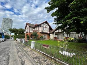 ประกาศขายบ้านเดี่ยว 2 หลัง แปลงหัวมุม  สุขุมวิทการ์เด้นซิตี้  ซอยสุขุมวิท 79 No.56-HH-67042