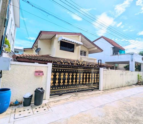 HK0214😊 For RENT For rent, 2-storey detached house, 🚪4 bedrooms🚄near MRT Huai Khwang🏢Huai Khwang🔔House area: 76 sq m🔔Usable area: 520 sq m💲Rent: 45,000฿📞O99-5919653,O65-9423251✅LineID:@sureresidence