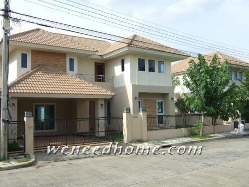 House for sale Sireethorn Village 60 Sq. Project on the main road. Lotus only 300 meters away. The new house has never been near the sky train.