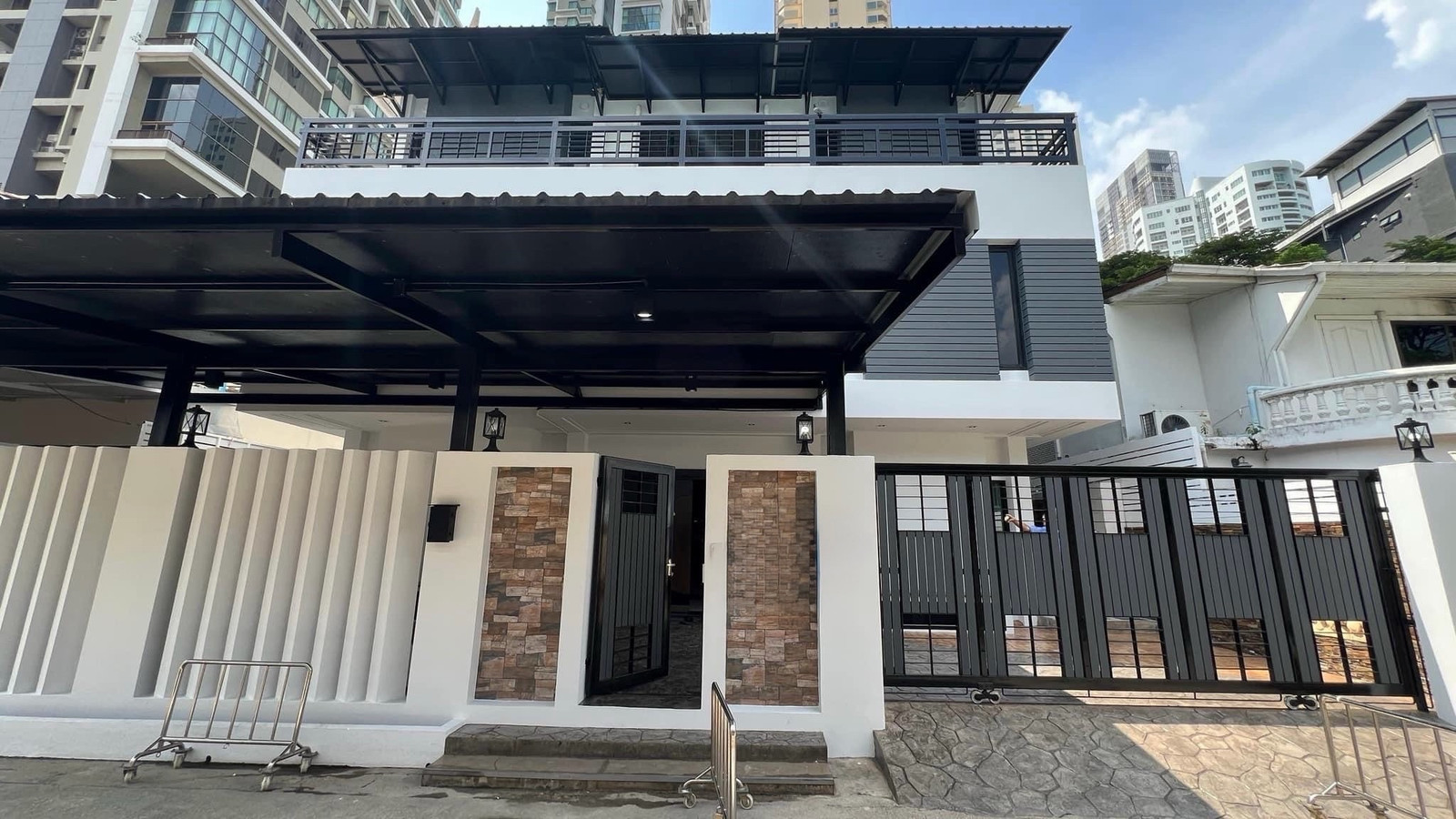 This spacious 3-storey townhouse in Sukhumvit 26 offers generous living space with easy access to the Em District and BTS Phrom Phong