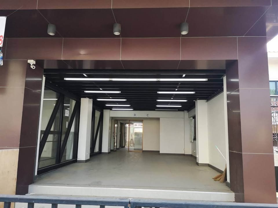 For Rent ให้เช่าอาคารสำนักงาน อาคารพาณิชย์ 2 คูหา ซอยอ่อนนุช เข้าซอยไม่ลึก ริมถนนอ่อนนุช / อาคาร 4.5 ชั้น / พื้นที่ใช้สอย 675 ตารางเมตร / แอร์ 14 เครื่อง , CCTV 5 เครื่อง / มีลิฟท์ขนสินค้า / จอดรถ 4 คัน เหมาะเป็นสำนักงาน , คลินิก , โชว์รูม , สต๊อกสินค้าออ – รูปที่ 2