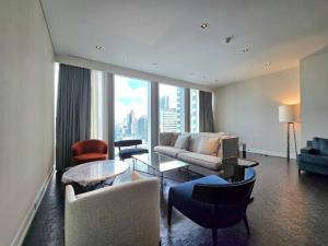 ♦ Prime Location ♦ 25++ Floor 211.00 sq.m. | 3 beds 4 baths | near BTS Chong Nonsi 2 mins, King Power Mahanakhon 3 mins, Sathorn Square 4 mins