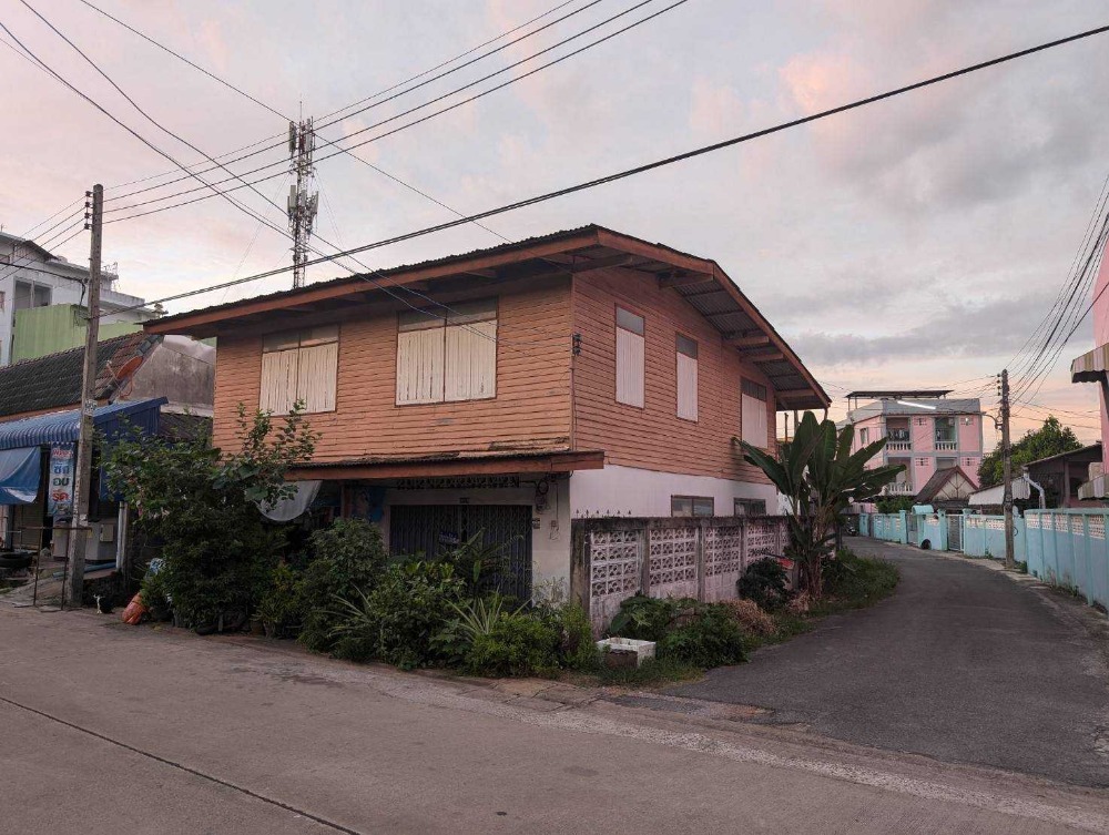 Land for sale, opposite Surat Thani Hospital, Soi Sriwichai 51, suitable for investment. Land for sale, opposite Surat Thani Hospital, Soi Sriwichai 51, suitable for investment.