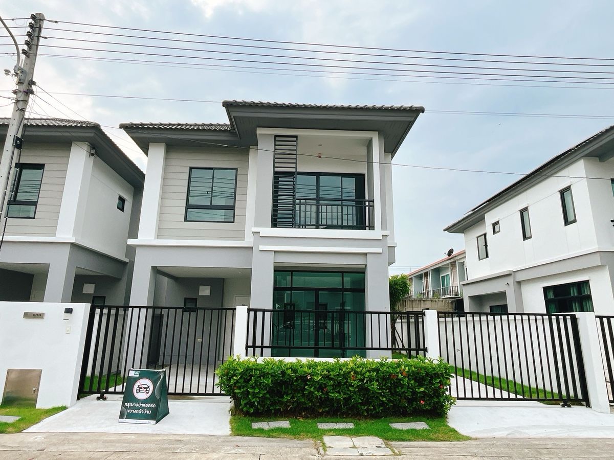 บ้านแฝดอิสระ (สไตล์บ้านเดี่ยว) พร้อมติดตั้งระบบโซล่า ตัวบ้านไม่ติดกันสามารถเดินรอบบ้านได้ ก่อสร้างด้วยอิฐมอญแดง วัสดุธรรมชาติ ช่วยให้บ้านเย็นและสามารถปรับเปลี่ยนฟังก์ชันตัวบ้านได้
