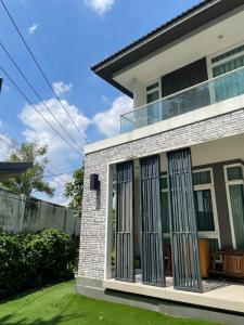🍀🏡HOME FOR RENT>> Mantana Onnut - Wongwaen5>> 2-storey detached house, 66 sq m, 3 bedrooms, beautiful house, fully furnished, convenient transportation, near Kanchanaphisek parallel road, near Mega Bangna #LV-MO839
