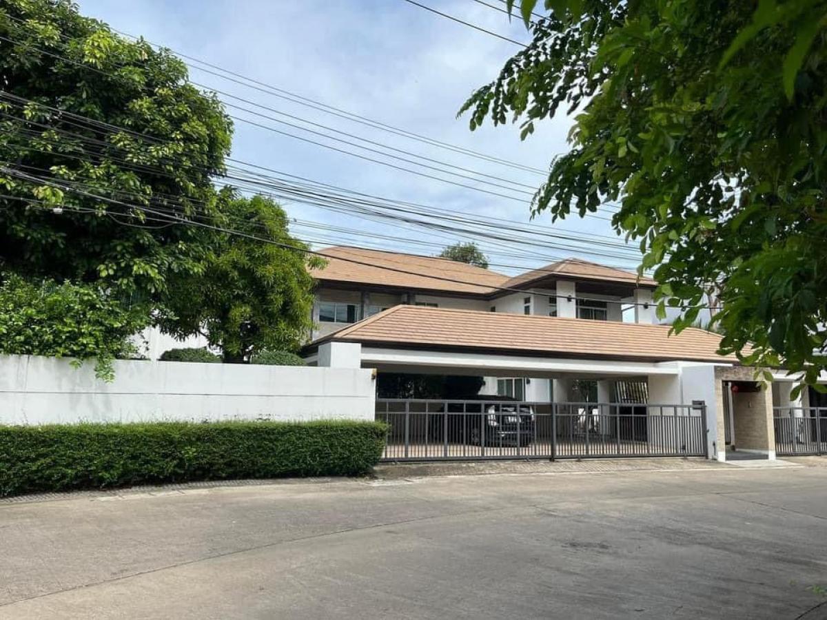 Luxury Detached House with Private Swimming Pool in Ladprao Near Crystal Park and CDC Luxury Detached House with Private Swimming Pool in Ladprao Near Crystal Park and CDC