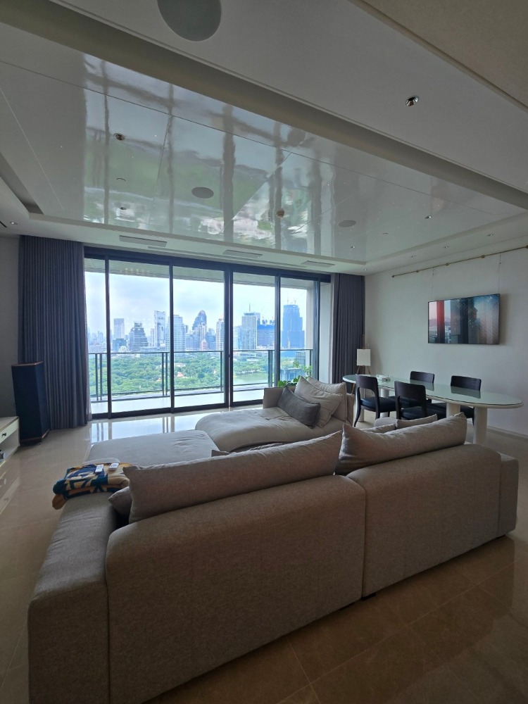 High floor, beautiful view High floor, beautiful view
