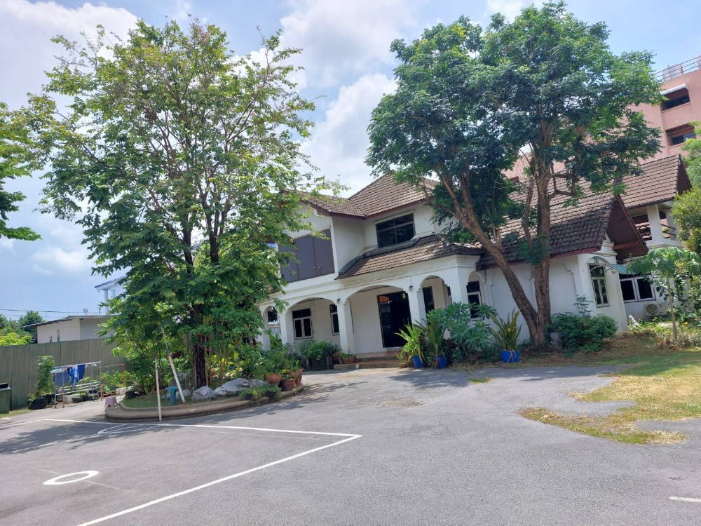 Land for sale with house, Soi Ramkhamhaeng 12 Land for sale with house, Soi Ramkhamhaeng 12