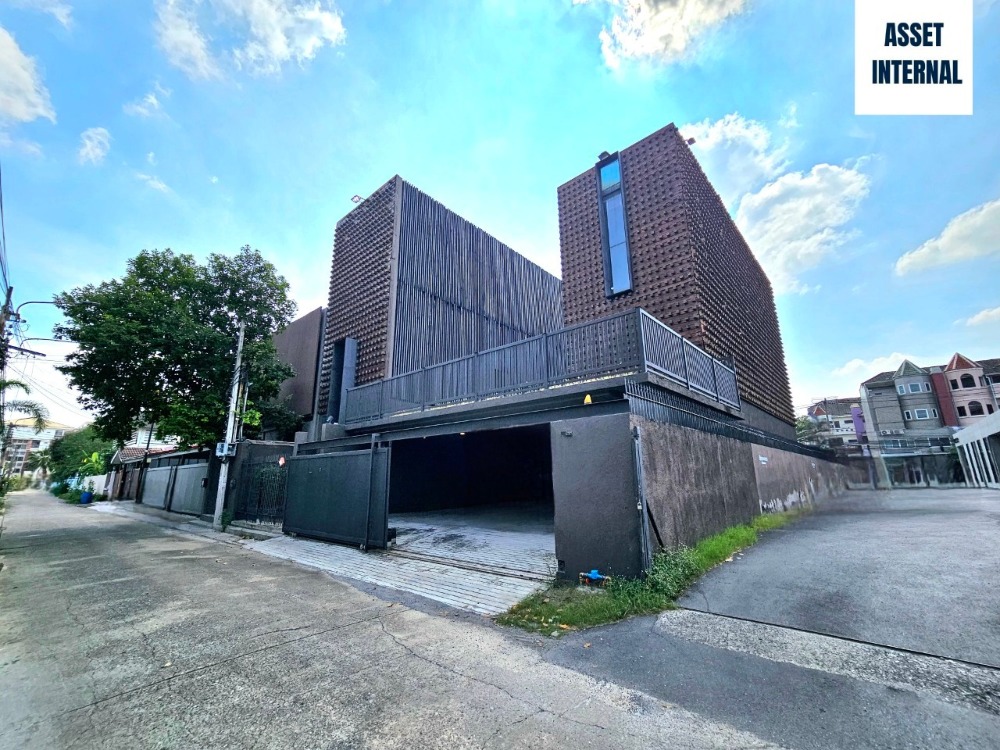 House for sale, Home Office style, 3 floors, Soi Nakniwat 18, area 97 square wah, 6 bedrooms, 7 bathrooms, with swimming pool in the middle of the house, work room, living room, storage room, Lat Phrao Subdistrict, Lat Phrao District, Bangkok