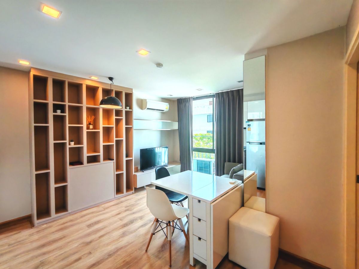 Condo for sale in the Ace Ekamai, corner room, 5th floor, built -in room With good furniture, beautiful, very worthwhile
