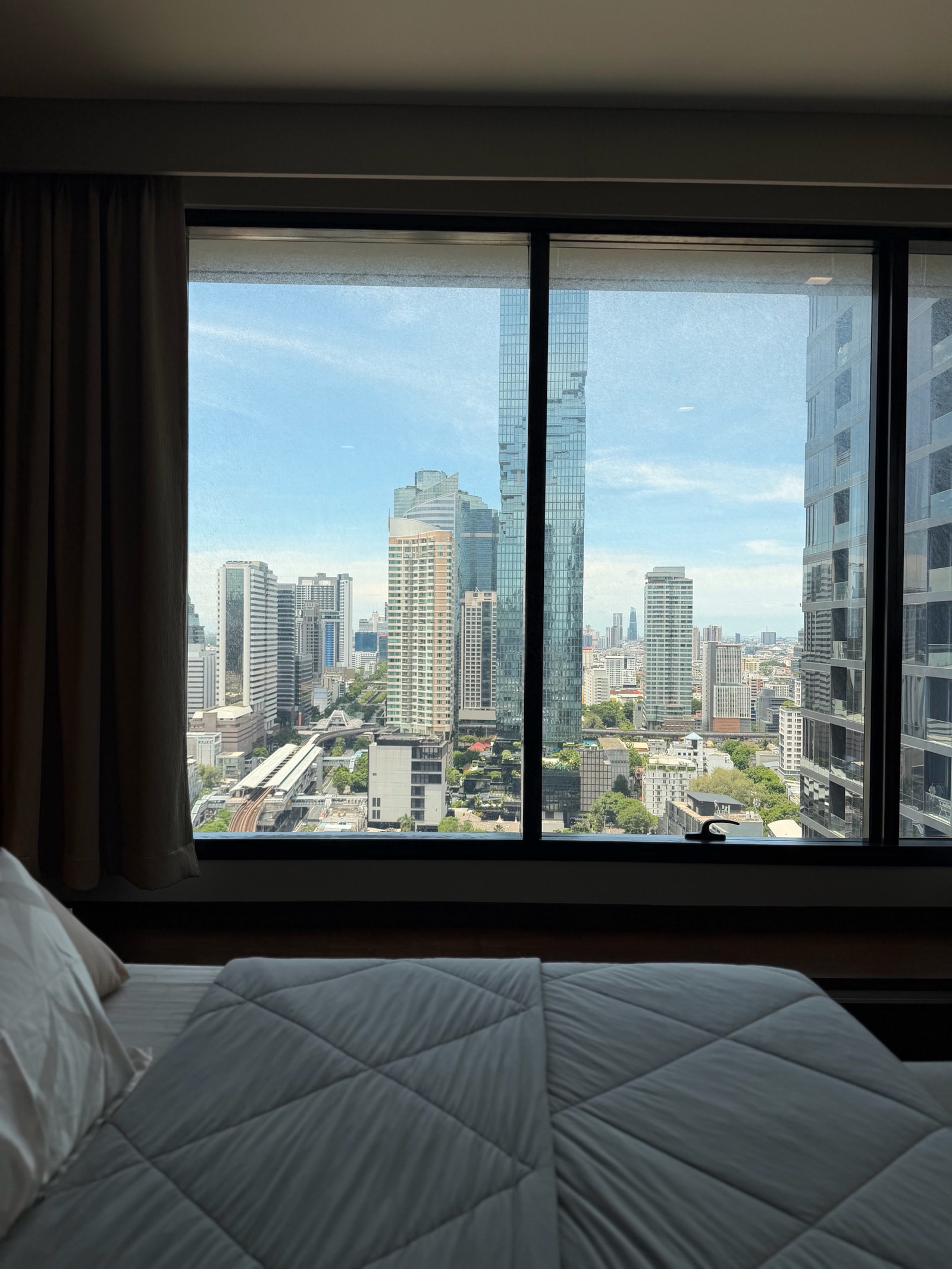 ขาย 2 ห้องนอน ตกแต่งพร้อมอยู่ ห้องมุม วิวสวย (วิวตึกมหานคร) Fully Furnished, Ready to Move in – รูปที่ 3