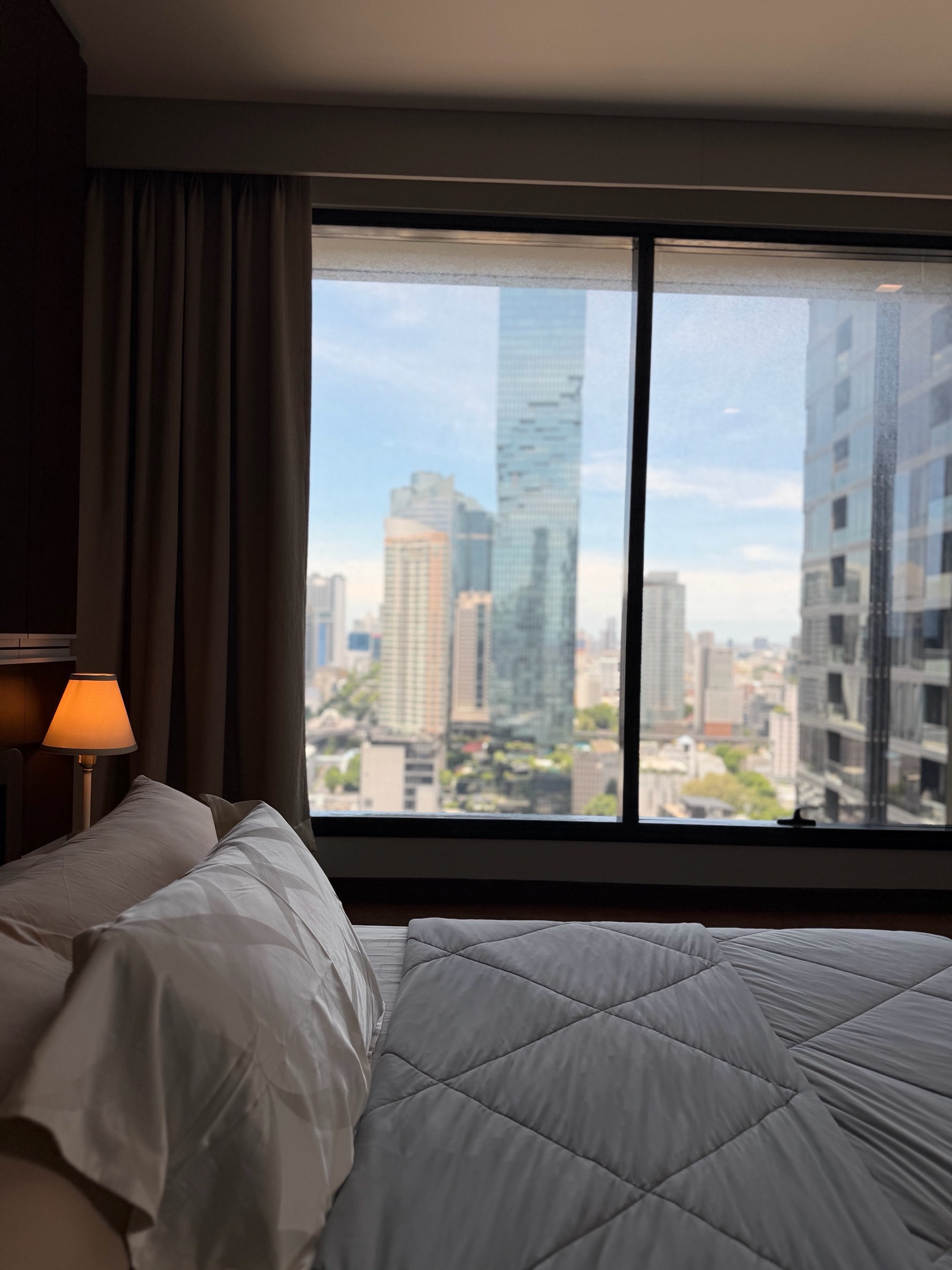 ขาย 2 ห้องนอน ตกแต่งพร้อมอยู่ ห้องมุม วิวสวย (วิวตึกมหานคร) Fully Furnished, Ready to Move in – รูปที่ 2