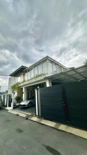 บ้านเดี่ยว เพิ่งรีโนเวท เดินทางสะดวกหลายเส้นทาง อยู่ในพื้นที่ Em District มีแปลนให้ทำสระว่ายน้ำได้