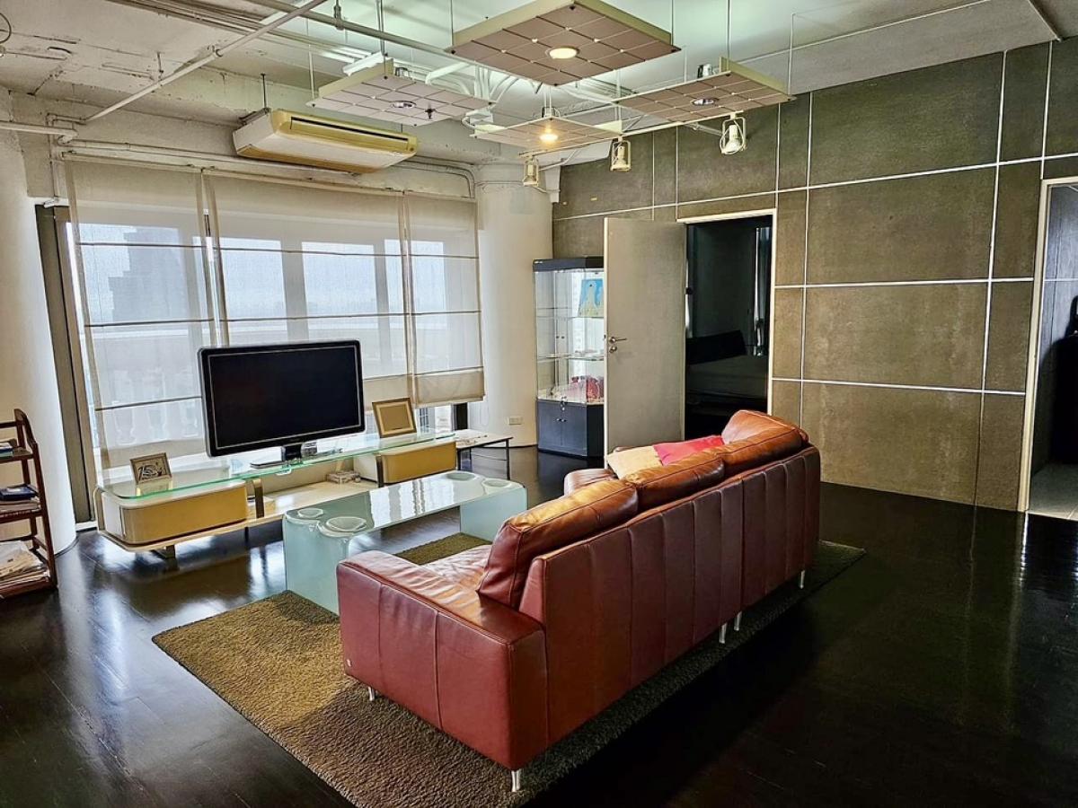 📢👇The Exclusive Luxury Private Residence with Chao-Phaya River , sunset view in , 3 balconies, outdoor jacuzzi , located in the prime location at Silom, opposite Robinson Department Store