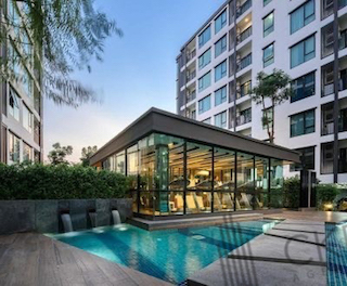 Condo Niche Mono Sukhumvit 50, beautiful room ready to move in, has a common area lobby, clubhouse, swimming pool and fully equipped fitness center, just 3 minutes from BTS On Nut, with shuttle bus pick-up and drop-off.