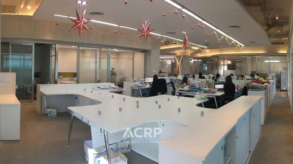 For sale or rent office space on Ratchadaphisek Road, opposite SCB Park, usable area 532.96 sq m. For sale or rent office space on Ratchadaphisek Road, opposite SCB Park, usable area 532.96 sq m.
