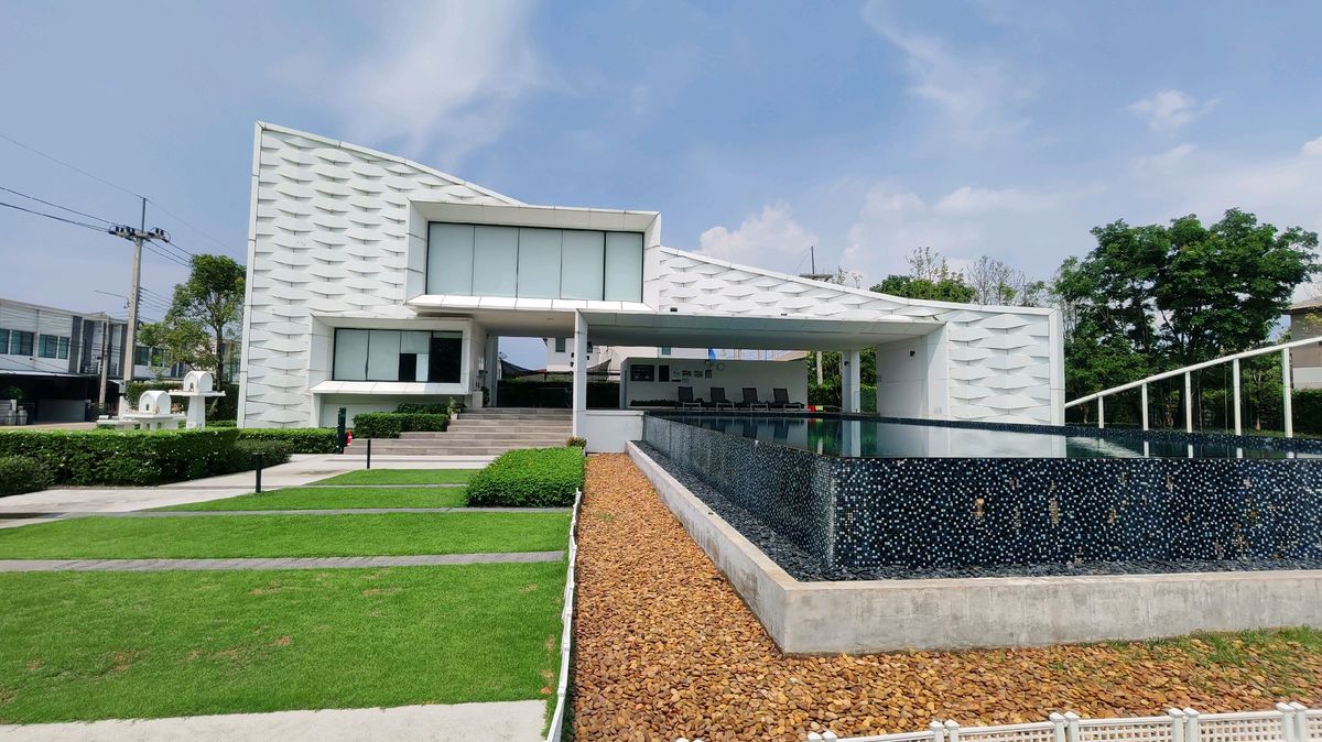 Sell ​​Townhome, Phahonyothin, after the corner of Rangsit, near Future Park, just 7 minutes, next to the main road 0879747100