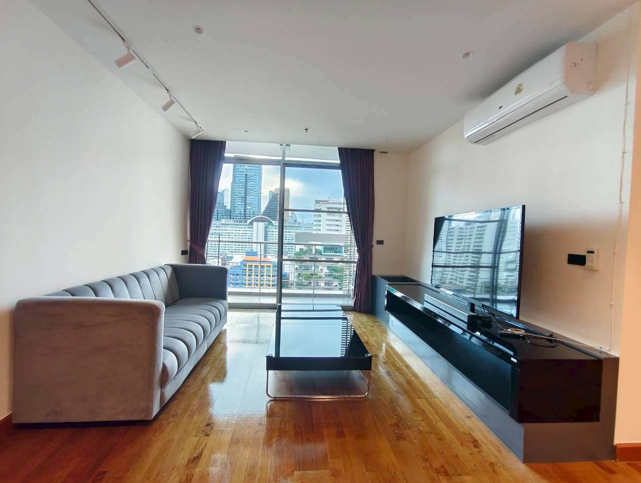 Good deal! 2BR corner unit 105 sq m. walking 5 mins to BTS Asoke and Terminal 21, ready to move in! Good deal! 2BR corner unit 105 sq m. walking 5 mins to BTS Asoke and Terminal 21, ready to move in!
