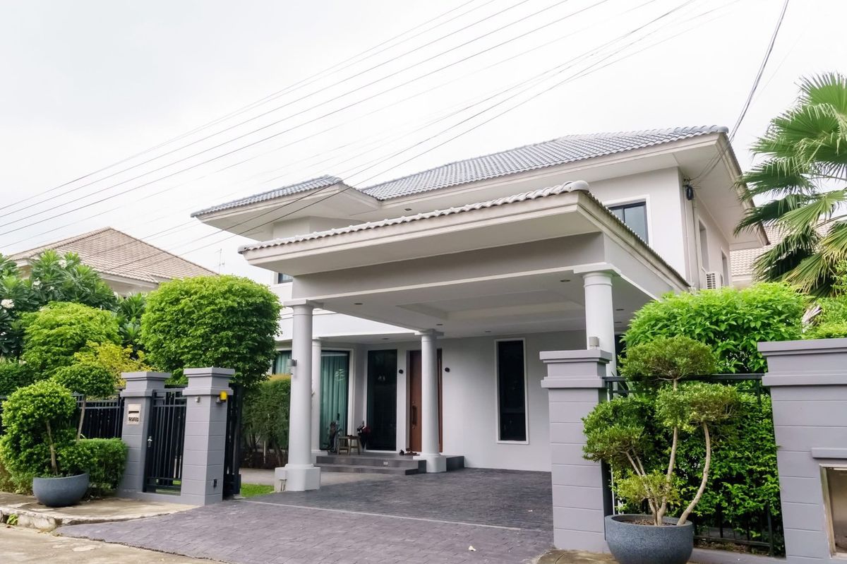 ❖ Luxury House ❖ 2-Story Detached House, 82.50 sq.w. 258.50 sq.m. | 3 Bedrooms 3 Bathrooms | Near Nonthaburi Medical Center Hospital 5 mins, The Walk Ratchaphruek 6 mins, Central Westville 10 mins.