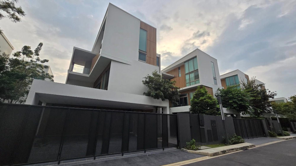 For sale, a luxurious single house at VIVE Rama 9, VIVE Rama 9 on Krungthep Kreetha Road. 3-storey single house, Modern Japanese, located in the central part of the project. The house faces north. Fully furnished. Land size 75 square wah, usable area 324 