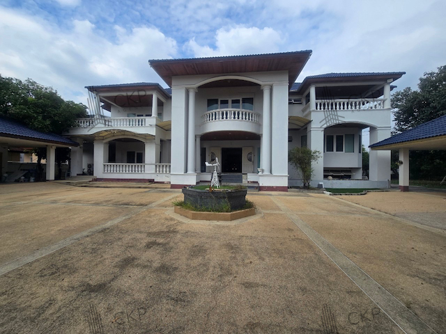Corner house, Ekachai Orchid Garden, size 500 sq.w., lots of usable space with a garden on the side of the house, garage can park 8 cars. Corner house, Ekachai Orchid Garden, size 500 sq.w., lots of usable space with a garden on the side of the house, garage can park 8 cars.