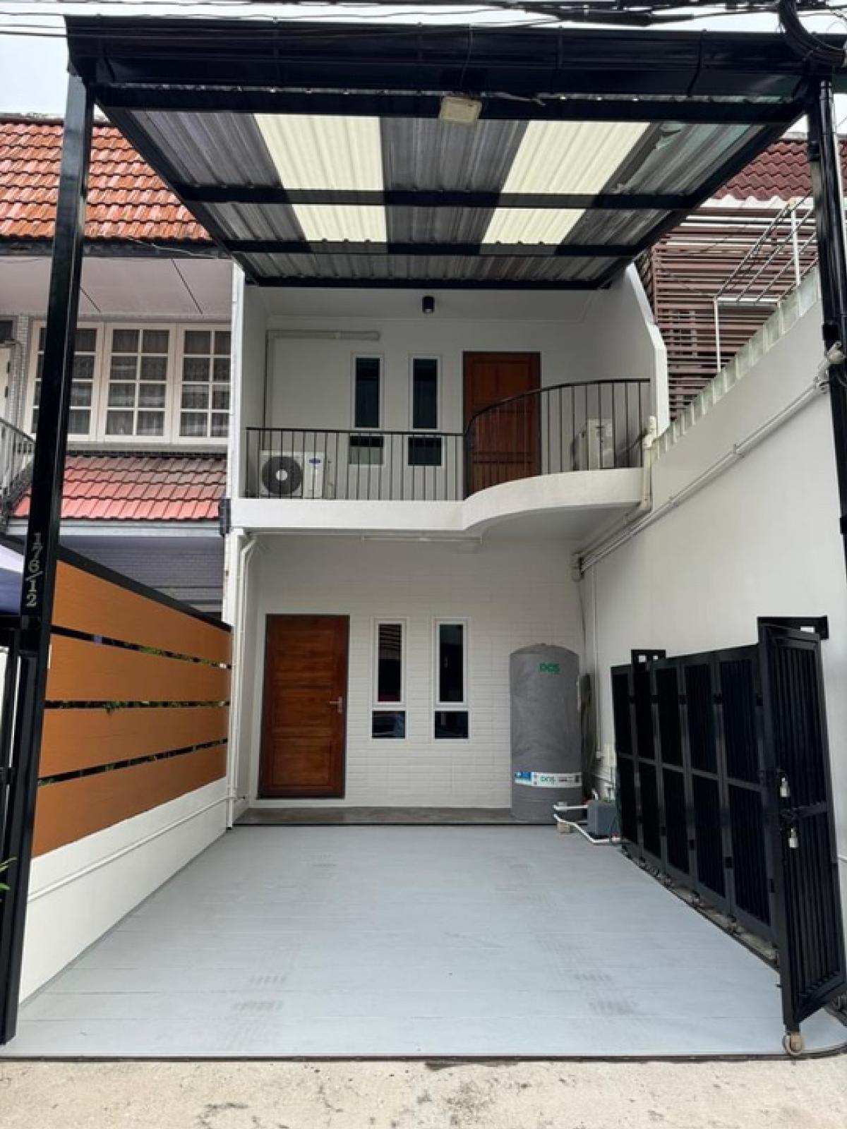 📢👇Selling a townhouse in the city center, recently renovated, new electrical system, 4 new air conditioners, new paint throughout the house, reasonable price for both living or investment, convenient transportation, many routes and near BTS and MRT.
