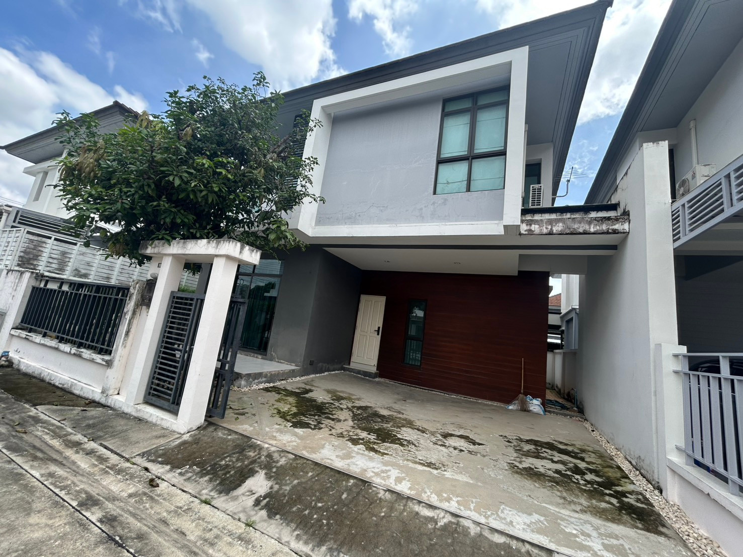 Single house for rent, Aura, Ramkhamhaeng Road 94. Air conditioned, fully furnished, 3 bedrooms, 3 bathrooms, rental price 28,000 baht per month. Single house for rent, Aura, Ramkhamhaeng Road 94. Air conditioned, fully furnished, 3 bedrooms, 3 bathrooms, rental price 28,000 baht per month.