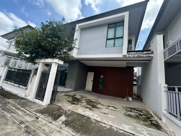 Single house for rent, Aura, Ramkhamhaeng Road 94. Air conditioned, fully furnished, 3 bedrooms, 3 bathrooms, rental price 28,000 baht per month.