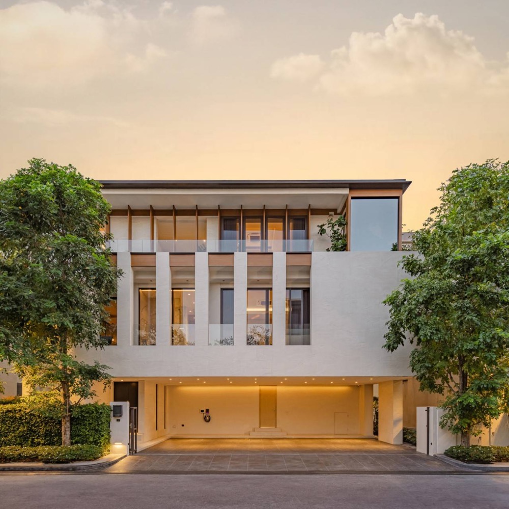 3-storey detached house with swimming pool “Park Heritage Pattanakarn//“ corner house in Soi Pattanakarn 20🔺Price 62.9 million🔺