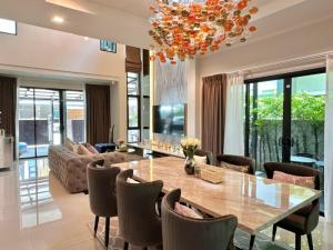 ● Nice Decoration ● บ้านเดี่ยว 3 ชั้น | 5 ห้องนอน 5 ห้องน้ำ | 70.00 ตร.ว., 321.00 ตร.ม. | ใกล้ พาราไดซ์ พาร์ค 10 นาที, สวนหลวง ร.9 11 นาที, เมกาบางนา 20 นาที