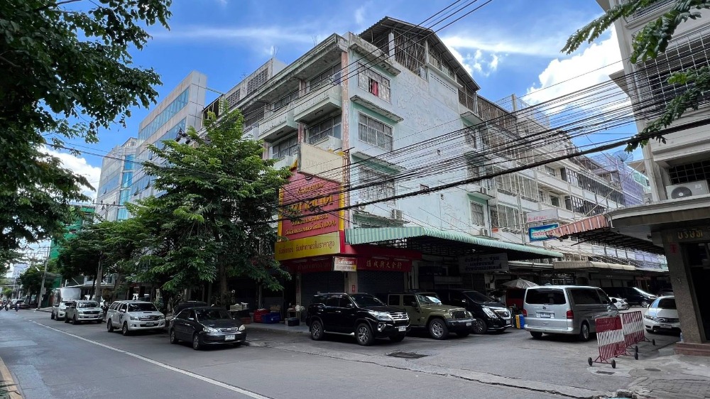 For sale: 2 shophouses, 31.5 sq m, Rong Muang, Pathum Wan