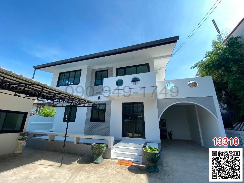 For rent: 2-storey detached house in the heart of Nakhon Pathom. Newly renovated white house, suitable for home office, cafe, beauty nursery, spa.
