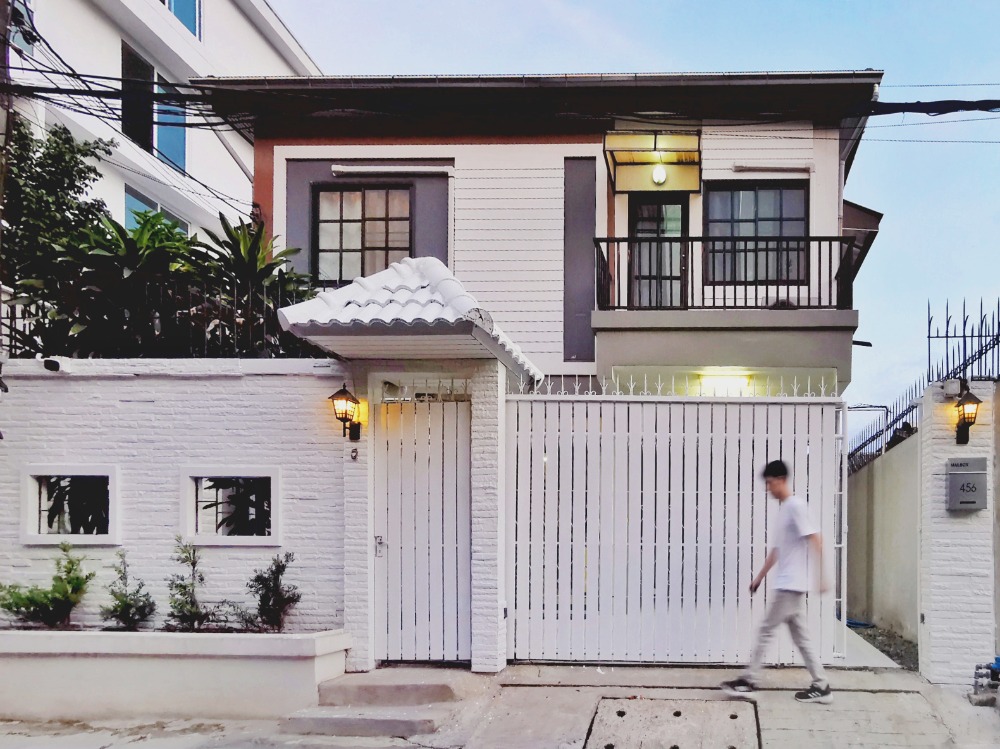 A single house for sale (with tenant). 2 storeys 140 sqm., Can walk to BTS OnNut 1.4 km. - The - A single house for sale (with tenant). 2 storeys 140 sqm., Can walk to BTS OnNut 1.4 km. - The -