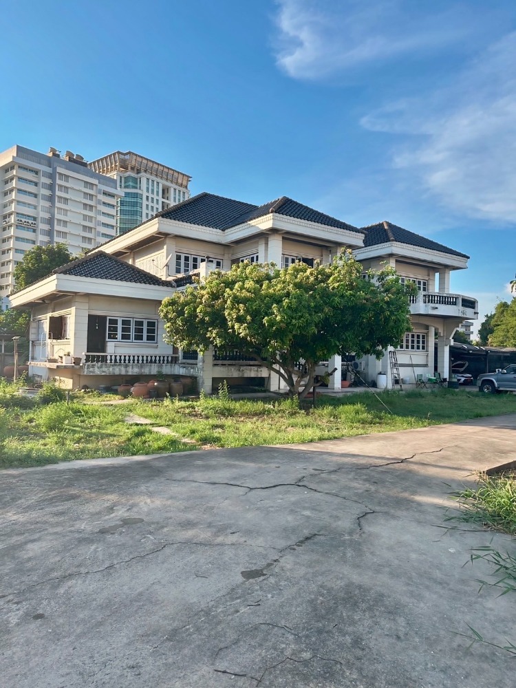 Land for sale, good location, Ramkhamhaeng, divided into 1 rai and 3 rai, walkable to the MRT. Land for sale, Ramkhamhaeng road, close to MRT.