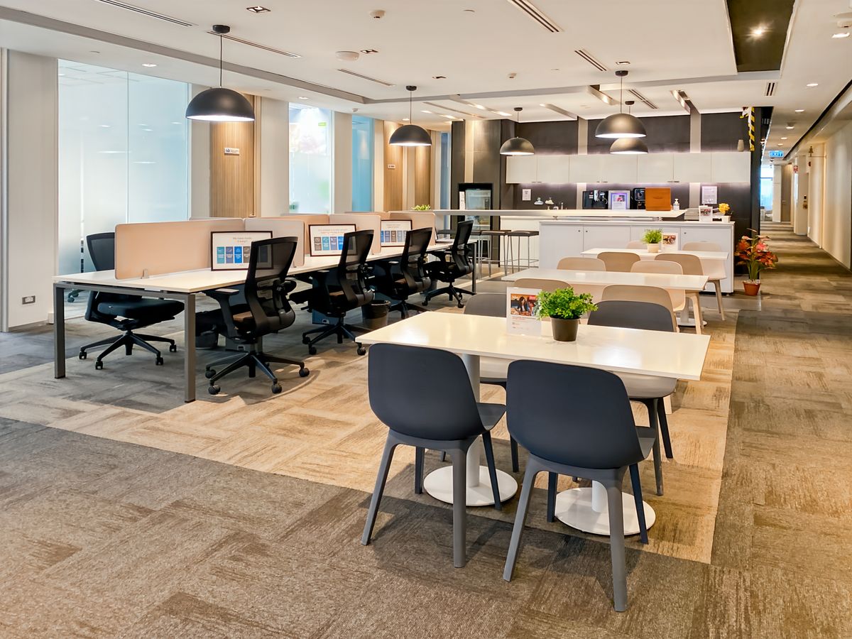 Find office space in Regus Bhiraj Tower for 2 people with everything taken care of – รูปที่ 4