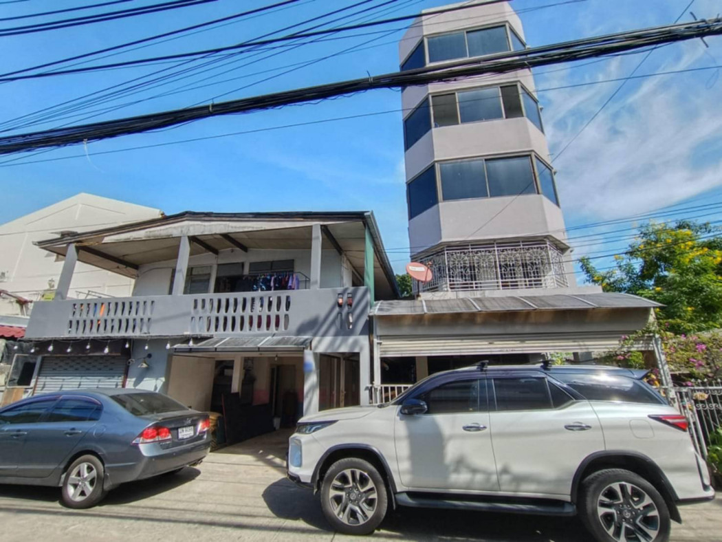 For sale: Dormitory on Ratchadaphisek Road (fully occupied), area 100 square wah, total usable area over 600 square meters, total of 39 rooms.