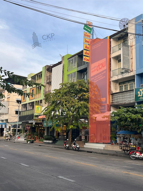 อาคารพาณิชย์ ย่านลาดพร้าว-โชคชัย 4 ทำเลดี ติดถนนหน้าวัดลาดพร้าว พร้อมมีรายได้จากผู้เช่าเดือนละไม่ต่ำกว่า 23,000 บาท ผู้เช่าต่อสัญญาทุกๆ 3 ปี อาคารพาณิชย์ ย่านลาดพร้าว-โชคชัย 4 ทำเลดี ติดถนนหน้าวัดลาดพร้าว พร้อมมีรายได้จากผู้เช่าเดือนละไม่ต่ำกว่า 23,000 บาท ผู้เช่าต่อสัญญาทุกๆ 3 ปี