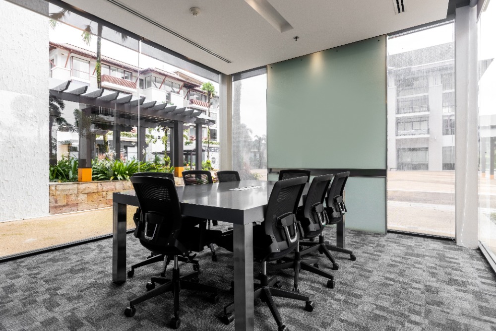 All-inclusive access to professional office space for 10 employees in Royal Phuket Marina