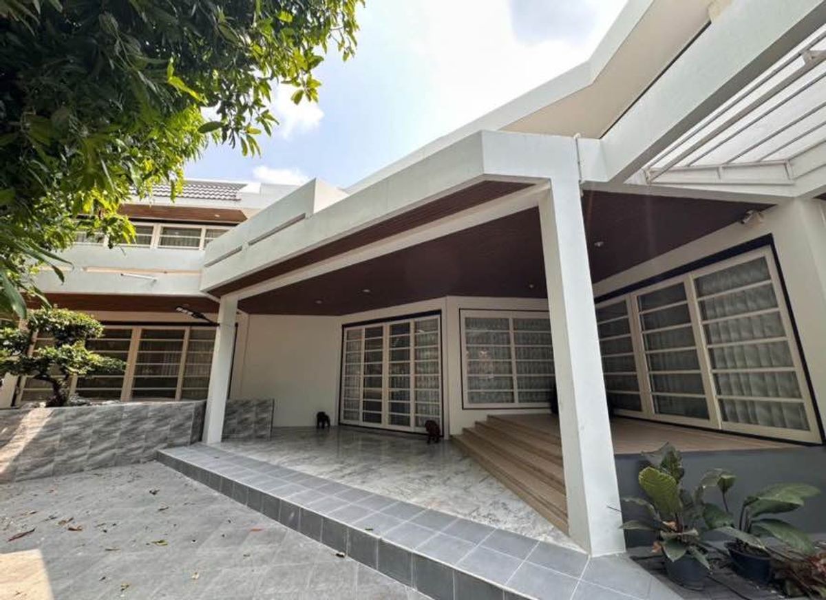 RH110524 For rent, 2-storey detached house, Sukhumvit 71 Road, Pridi Banomyong Soi, near BTS Phra Khanong RH110524 For rent, 2-storey detached house, Sukhumvit 71 Road, Pridi Banomyong Soi, near BTS Phra Khanong