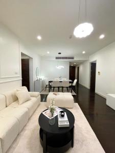94sqm Beautiful Newly Renovate 2 beds for sale at Watermark Chaopraya